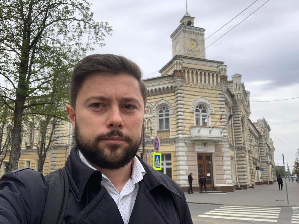 Victor Chironda a venit în această dimineață la Primărie, însă nu a fost lăsat să intre pentru că Ion Ceban n-are încredere în el
